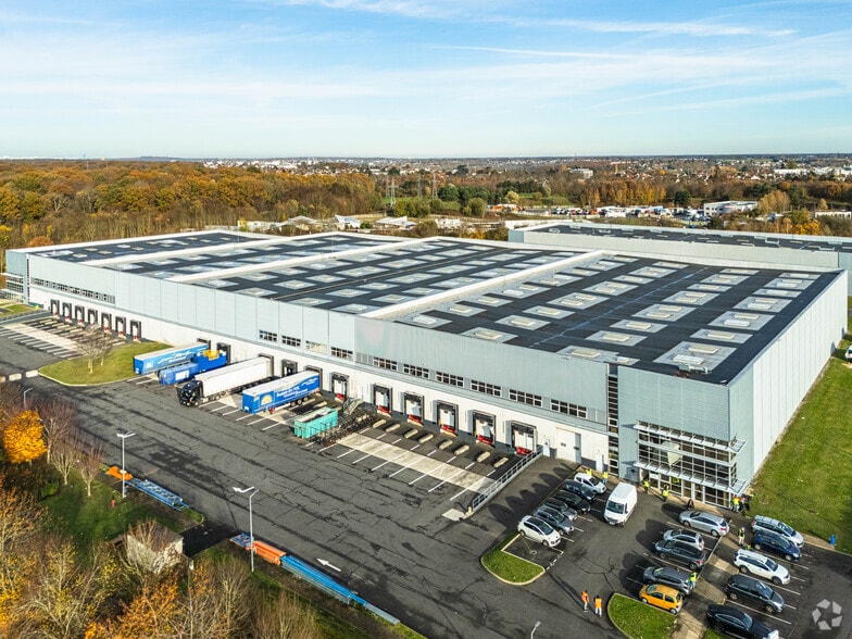 Industrial in Combs-la-Ville for lease - Building Photo - Image 2 of 3