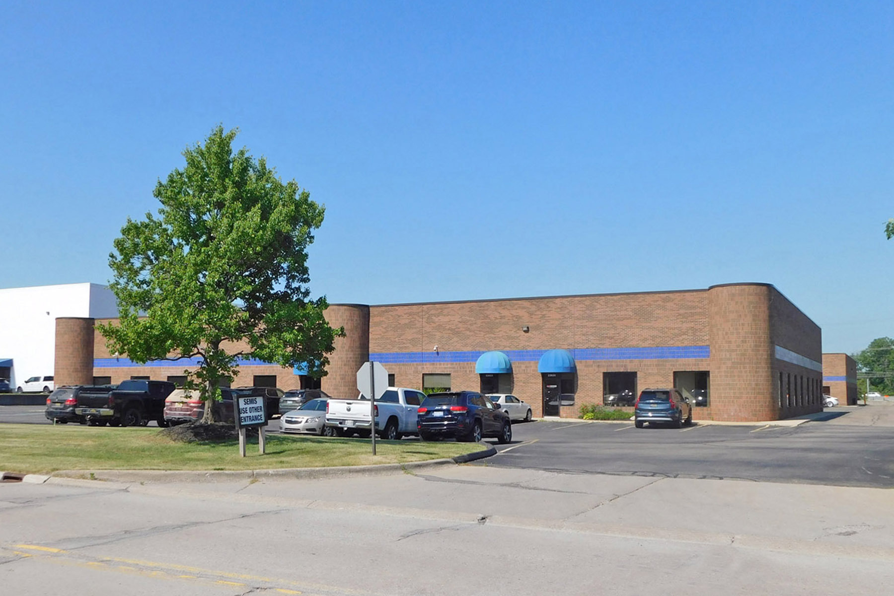 23933-23973 Research Dr, Farmington Hills, MI for lease Building Photo- Image 1 of 5