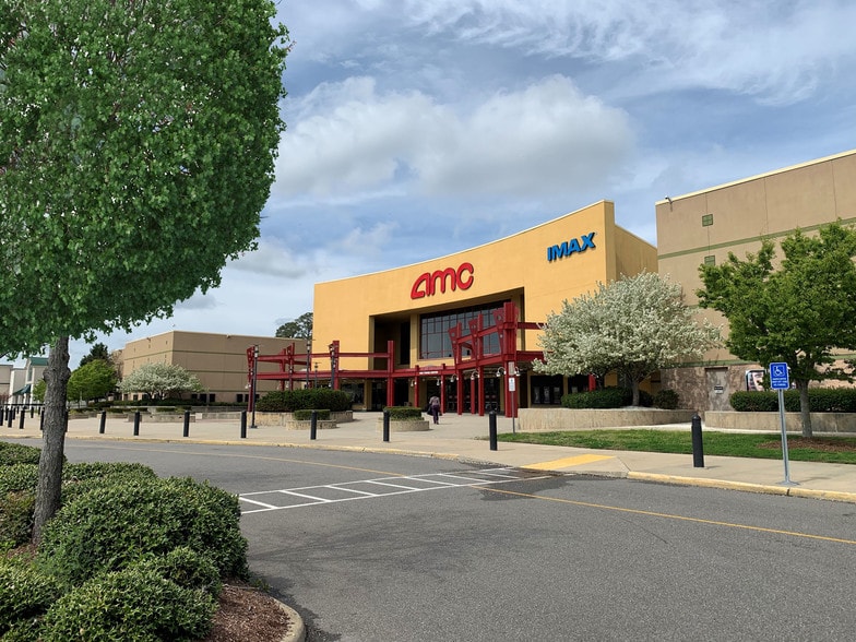 1-60 Town Center Way, Hampton, VA for lease - Building Photo - Image 2 of 14