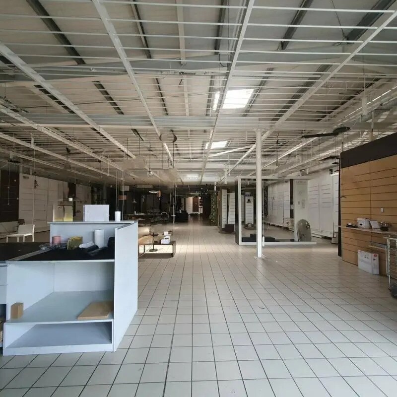 Location Commerce 676 m² - Photo 1