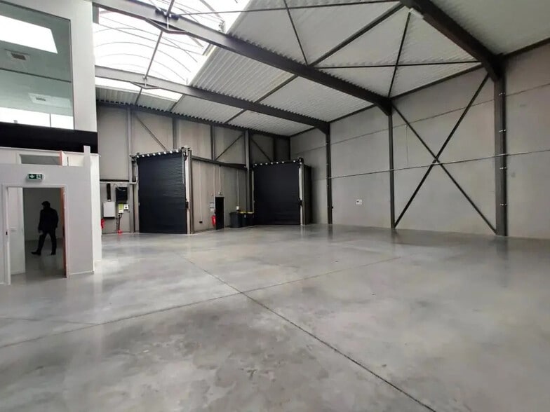 Flex in Seclin for lease - Interior Photo - Image 2 of 13