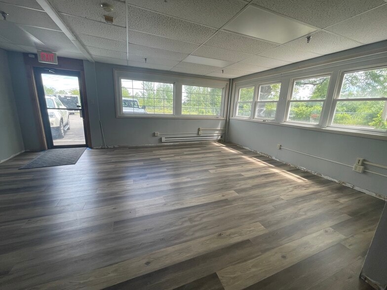 102 Sharron Ave, Plattsburgh, NY for lease - Interior Photo - Image 2 of 5