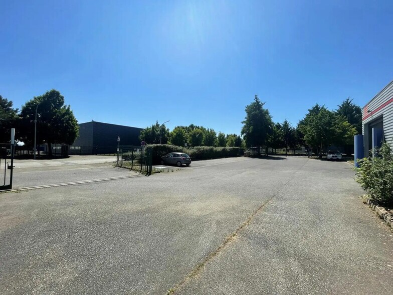 Flex in Houdan for sale - Building Photo - Image 1 of 7