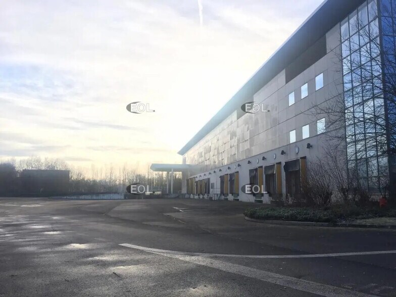 Industrial in Élancourt for lease - Building Photo - Image 1 of 34