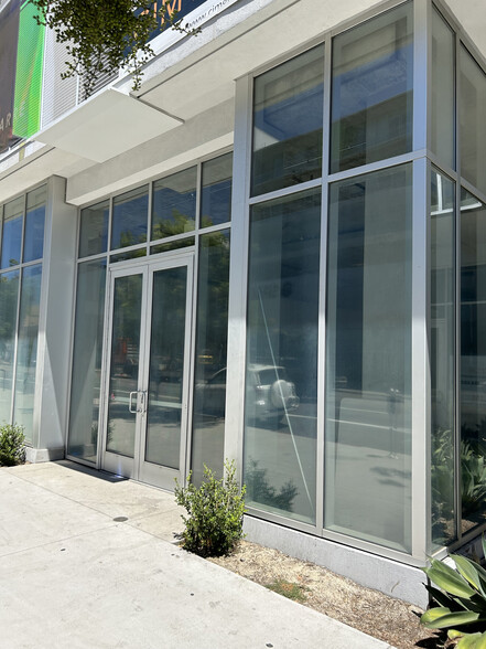 900 N La Brea Ave, West Hollywood, CA for lease - Building Photo - Image 2 of 2