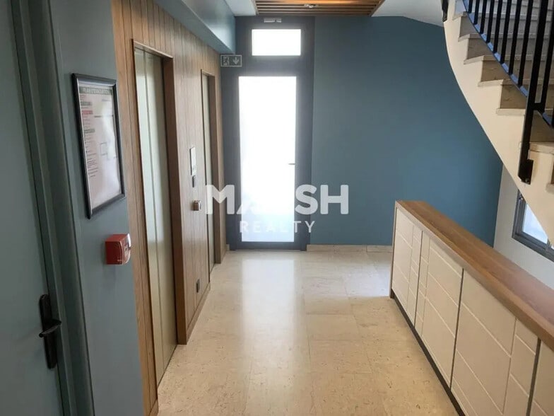 Office in Lyon for sale - Lobby - Image 3 of 18