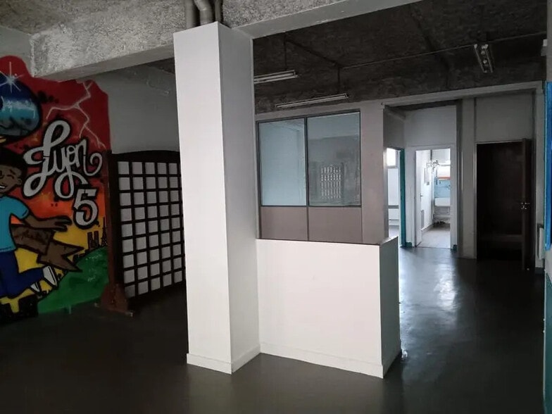 Office in Lyon for lease - Building Photo - Image 2 of 8