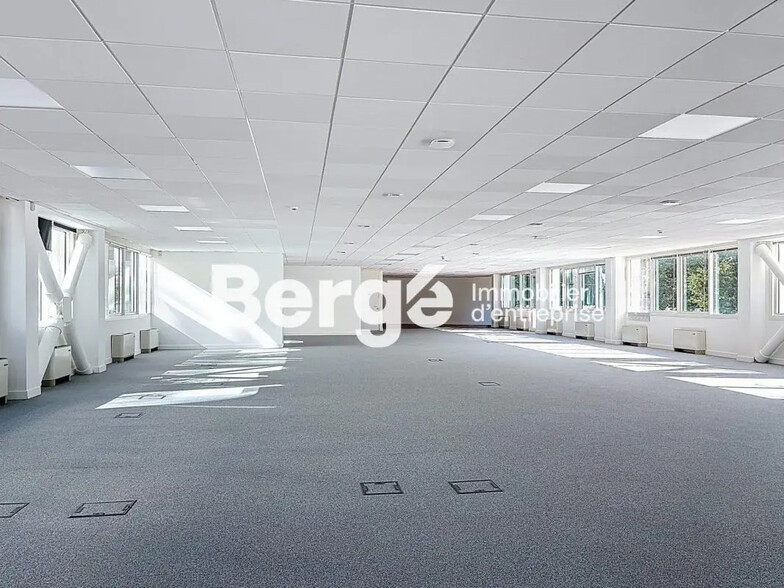 Office in Valbonne for lease - Interior Photo - Image 1 of 3