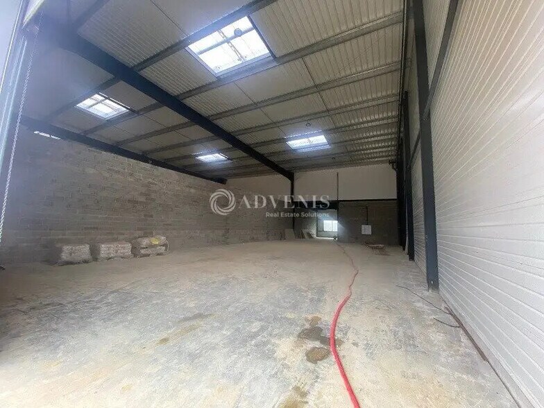 Flex in Villebon-sur-Yvette for lease - Interior Photo - Image 2 of 5