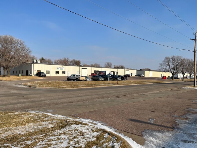 5620 W 9th St, Sioux Falls, SD for lease - Building Photo - Image 1 of 10