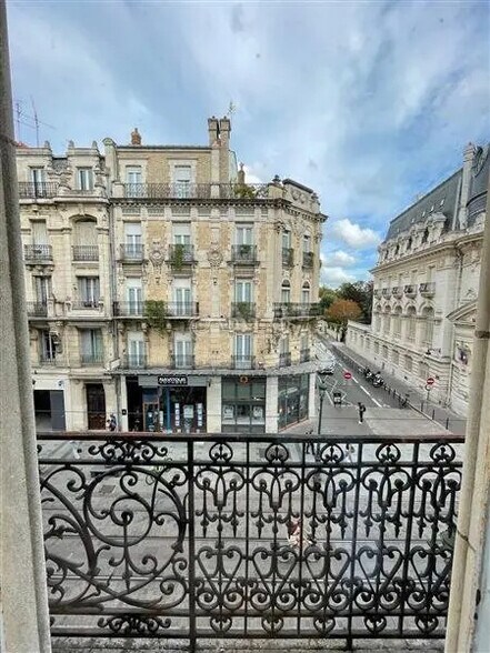 Office in Orléans for lease - Building Photo - Image 3 of 12