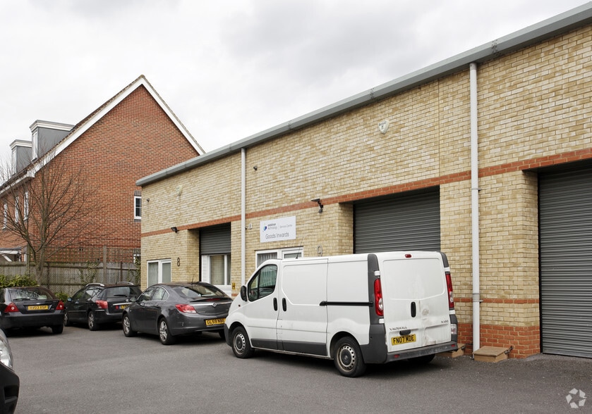 Swan Ln, Sandhurst for lease - Primary Photo - Image 1 of 3