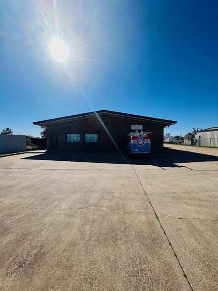 1740 Topeka Dr, Norman, OK for lease - Building Photo - Image 3 of 7