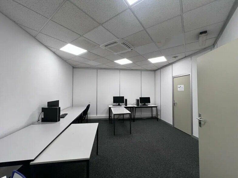 Office in CANNES-LA-BOCCA for lease - Interior Photo - Image 3 of 7