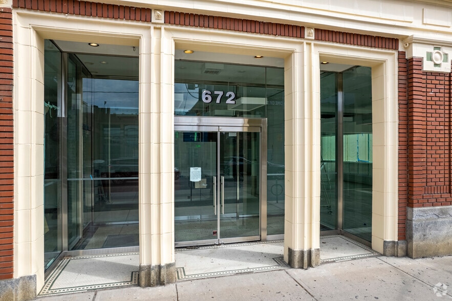 672 Dupont St, Toronto, ON for lease - Building Photo - Image 3 of 4