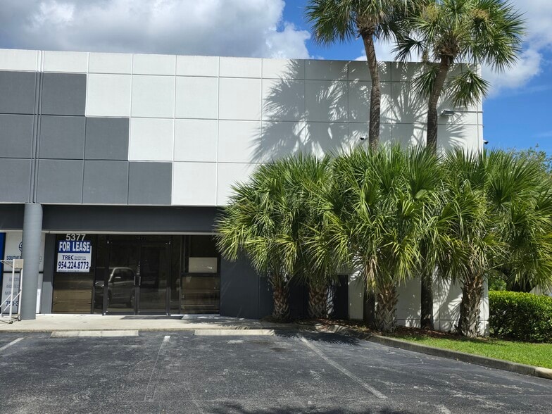 5365-5377 N Hiatus Rd, Sunrise, FL for lease - Building Photo - Image 3 of 15