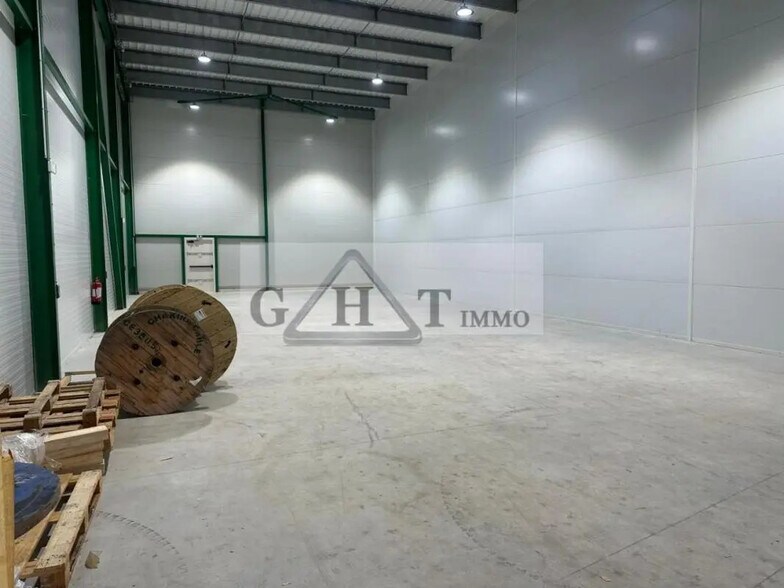 Industrial in Bernes-sur-Oise for lease - Building Photo - Image 2 of 3