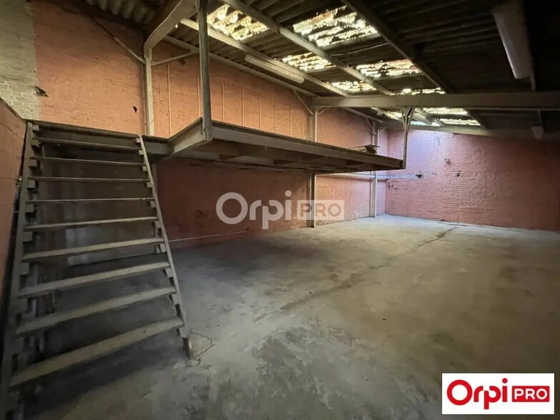 Flex in Lille for lease - Interior Photo - Image 2 of 4