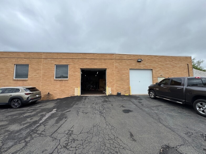 2055 Bennett Rd, Philadelphia, PA for lease - Building Photo - Image 2 of 5