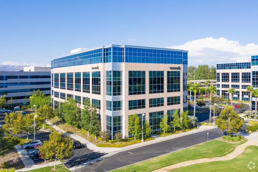 21255 Burbank Blvd, Woodland Hills, CA for sale - Primary Photo - Image 1 of 1