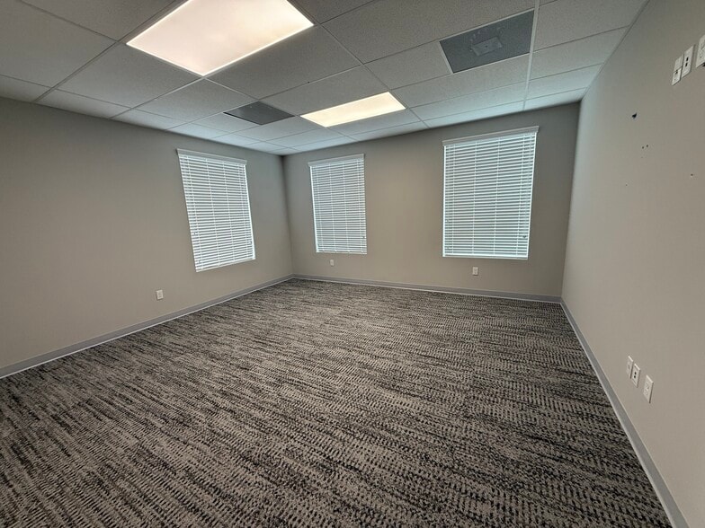 126 Integra Breeze Ln, Daytona Beach, FL for lease - Interior Photo - Image 3 of 8