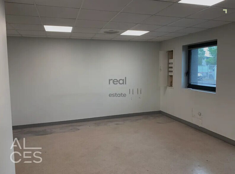 Flex in Pessac for lease - Interior Photo - Image 3 of 3