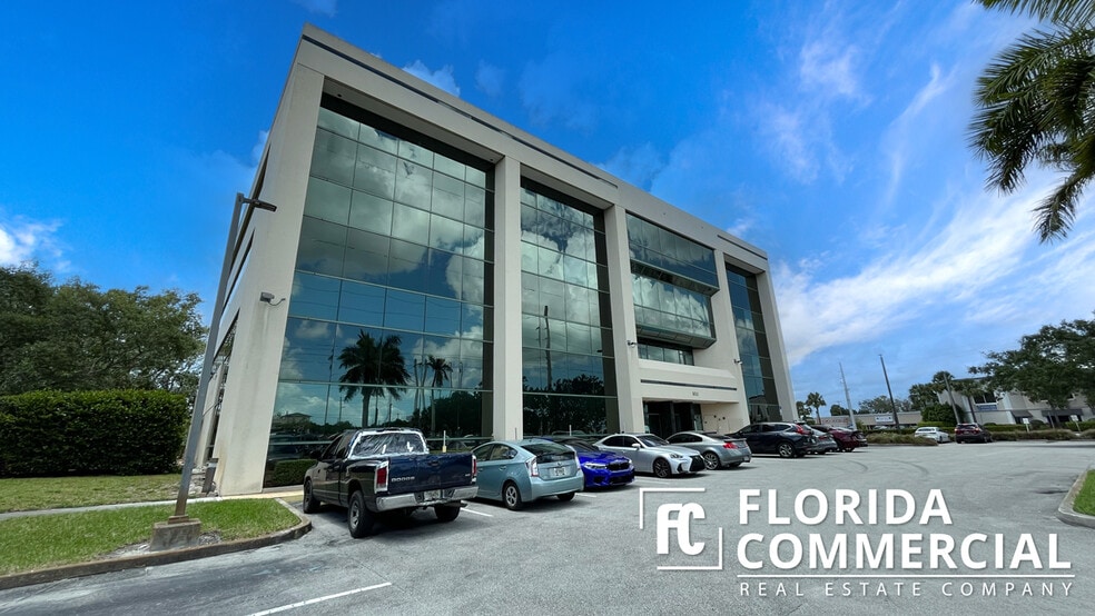 900-904 E Prima Vista Blvd, Port Saint Lucie, FL for lease - Building Photo - Image 2 of 15