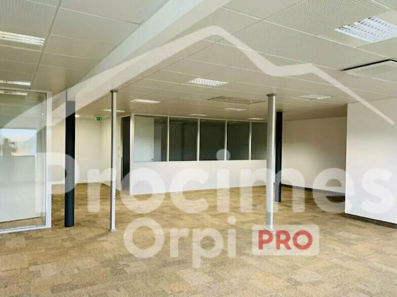 Office in Chavanod for lease - Building Photo - Image 3 of 14