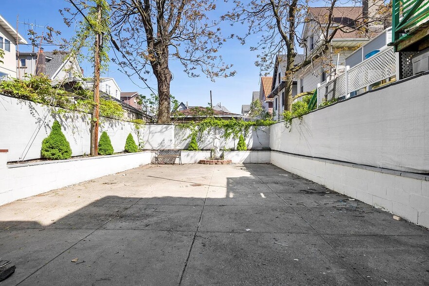 8417 7th Ave, Brooklyn, NY for lease - Building Photo - Image 1 of 5