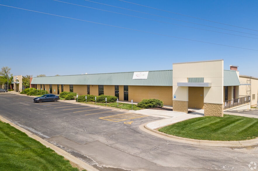 520-580 N Rogers Rd, Olathe, KS for lease - Building Photo - Image 3 of 7