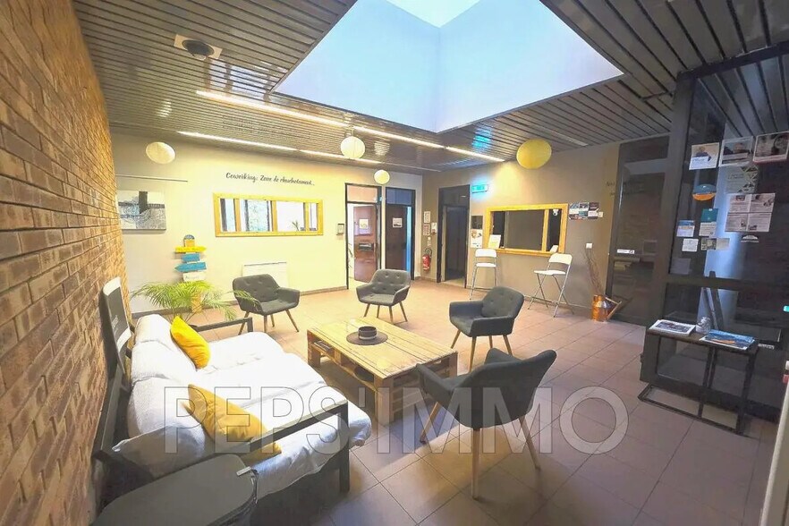 Office in Marignane for sale - Building Photo - Image 2 of 8