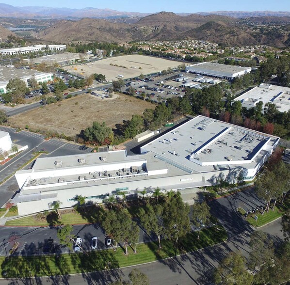 2201 Corporate Center Dr, Newbury Park, CA for lease - Building Photo - Image 1 of 17