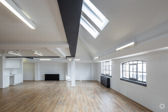 14 Gowers Walk, London for lease Interior Photo- Image 2 of 5