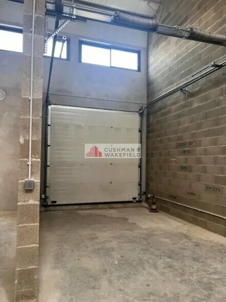 Flex in Nîmes for lease - Interior Photo - Image 3 of 3