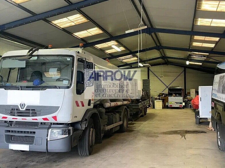 Flex in GRANDCHAMP-DES-FONTAINES for lease - Building Photo - Image 1 of 2