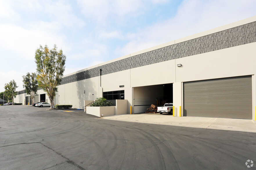 15551-15561 Del Amo Ave, Tustin, CA for lease - Building Photo - Image 2 of 5