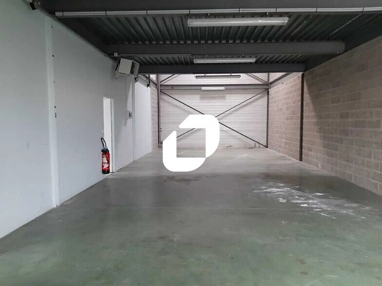 Flex in Les Essarts-le-Roi for sale - Building Photo - Image 2 of 22