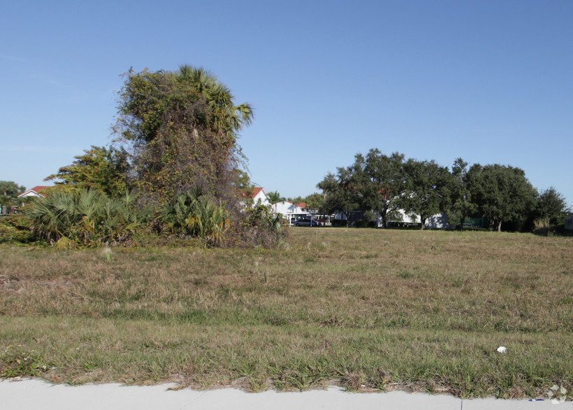 9680 Gladiolus Dr, Fort Myers, FL for sale - Primary Photo - Image 2 of 2