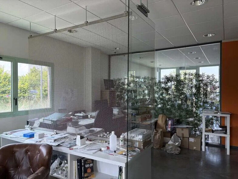 Office in Comines for lease - Interior Photo - Image 3 of 5