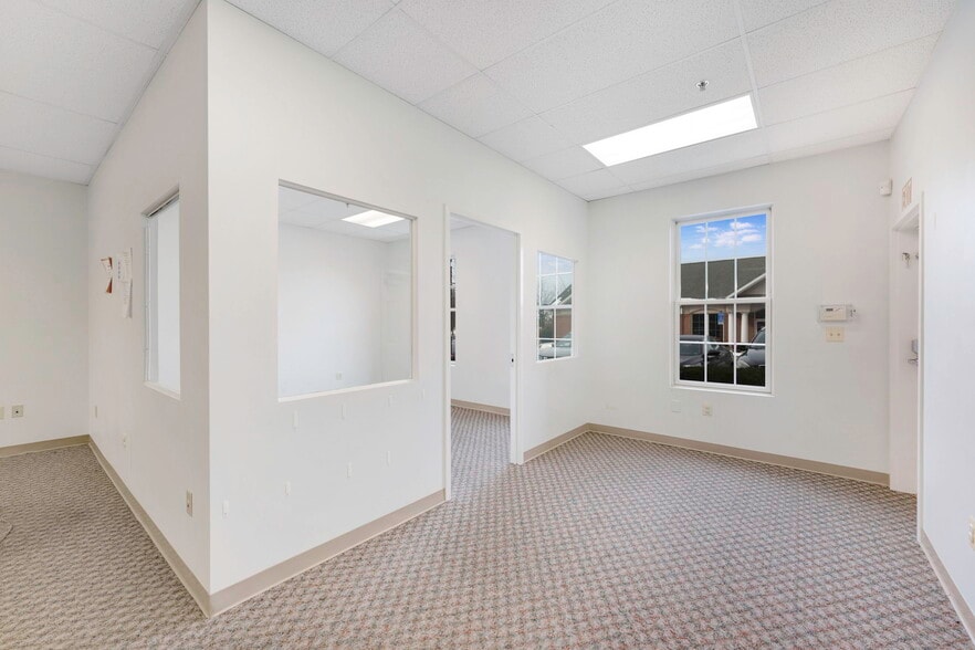 6134-6138 Redwood Square Ctr, Centreville, VA for sale - Interior Photo - Image 2 of 10