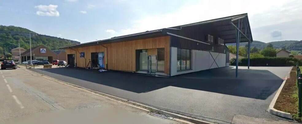 Retail in Ornans for lease - Building Photo - Image 1 of 6