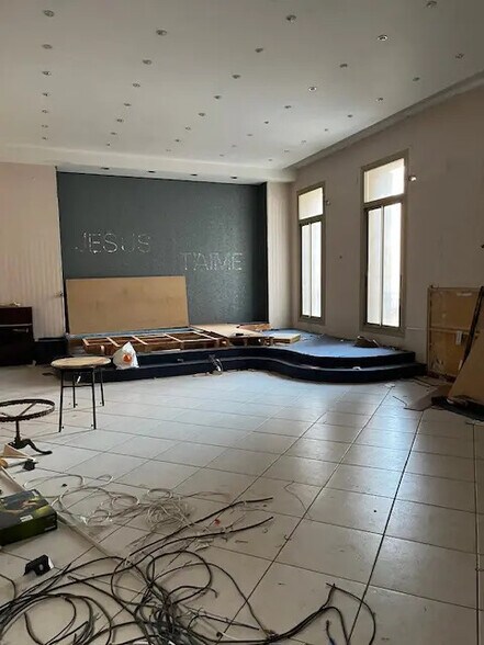 Office in Marseille for lease - Interior Photo - Image 2 of 2