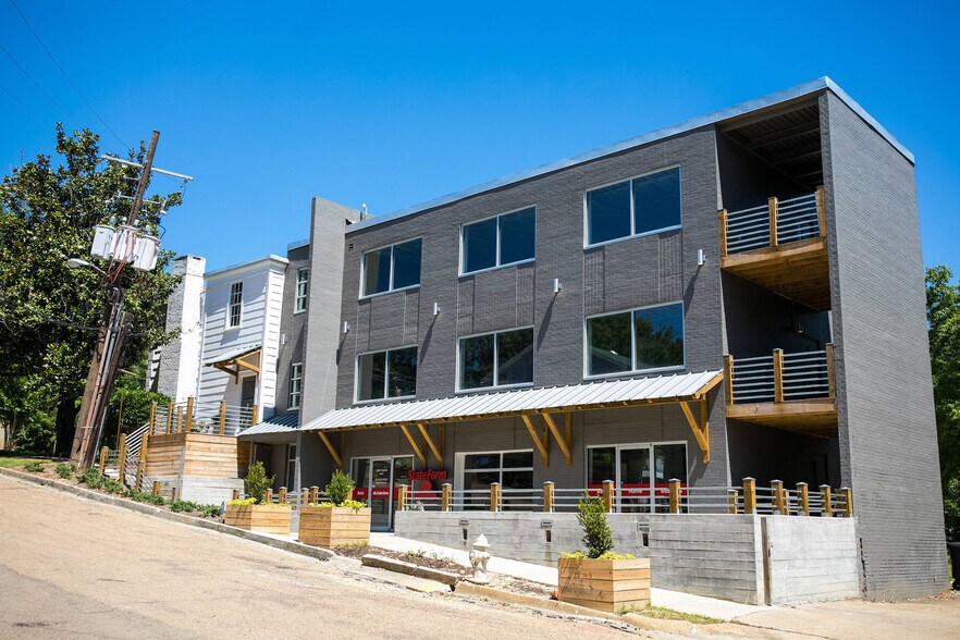 3304 N State St, Jackson, MS for lease - Building Photo - Image 2 of 19