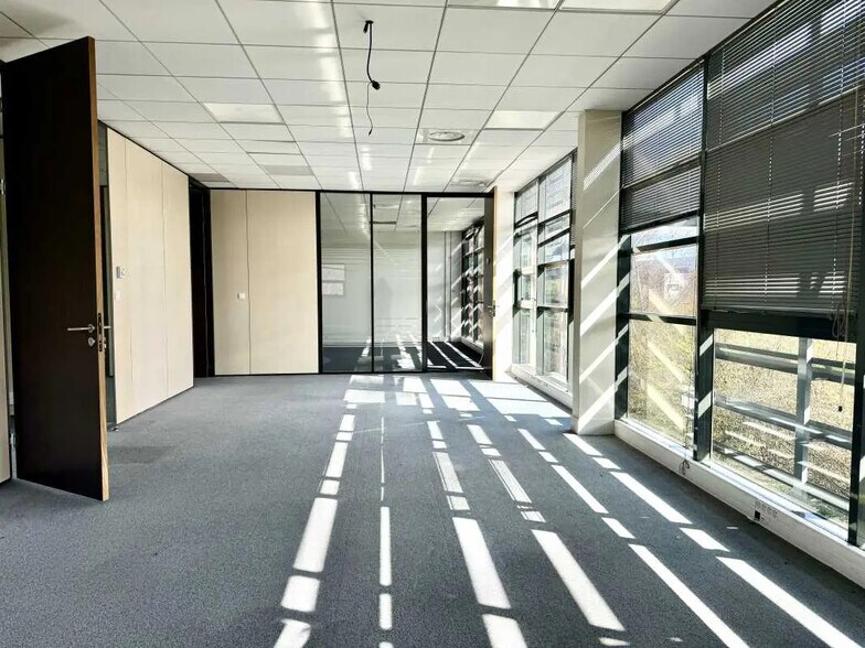 Office in Saint-Priest for lease - Interior Photo - Image 3 of 111