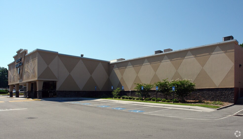 1915 E Victory Dr, Savannah, GA 31404