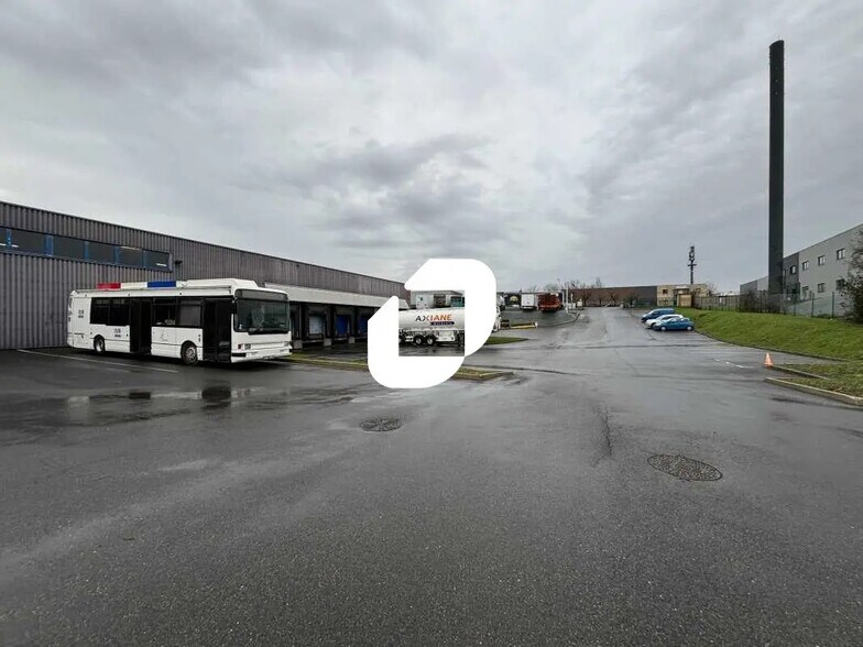 Flex in Égly for lease - Building Photo - Image 1 of 17