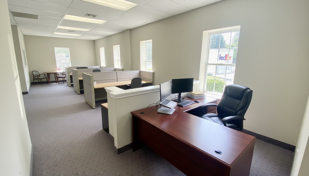 77 Broadway, Amityville, NY for lease - Building Photo - Image 2 of 7