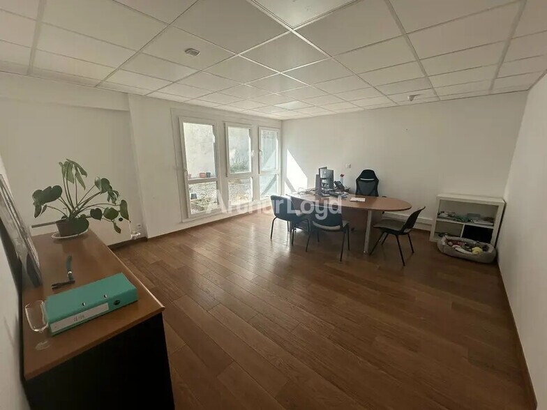 Office in Reims for lease - Building Photo - Image 2 of 5