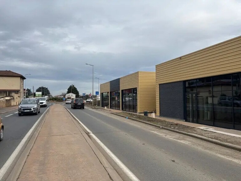 Retail in Limas for lease - Building Photo - Image 2 of 7