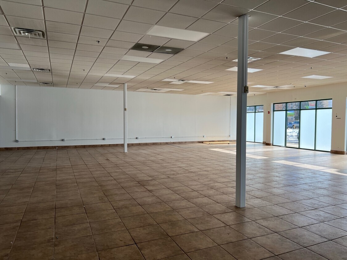 2662-2674 W Washington St, Waukegan, IL for lease Interior Photo- Image 1 of 3